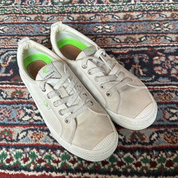 Cariuma Low Top Canvas Sneaker  - Size 8 - Picture 2 of 8